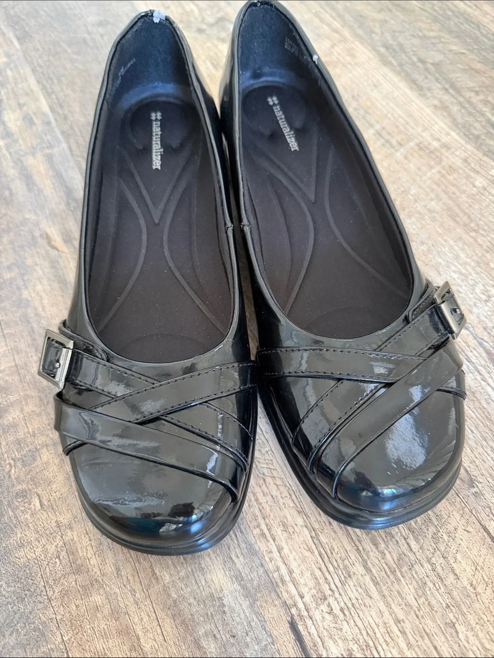 Naturalizer Women’s S8.5 M Black Glossy Slip On Comfort wedge shoe flawed